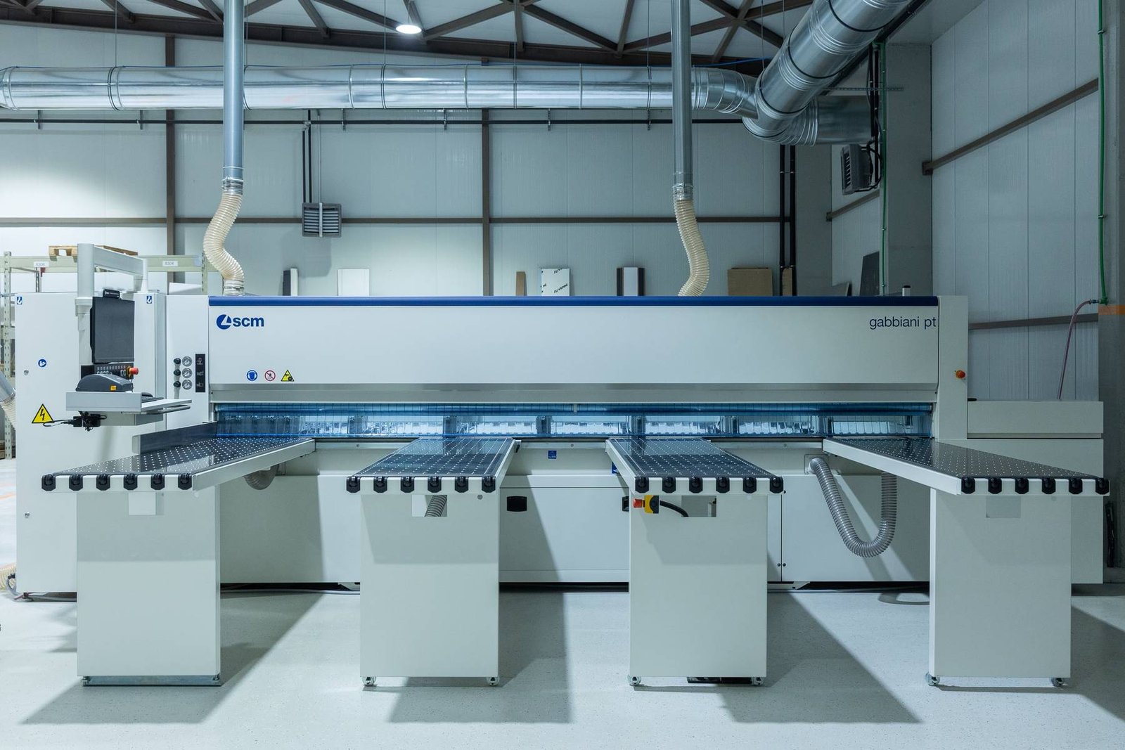 Makineri CNC moderne në linjën e prodhimit të Vranina Home